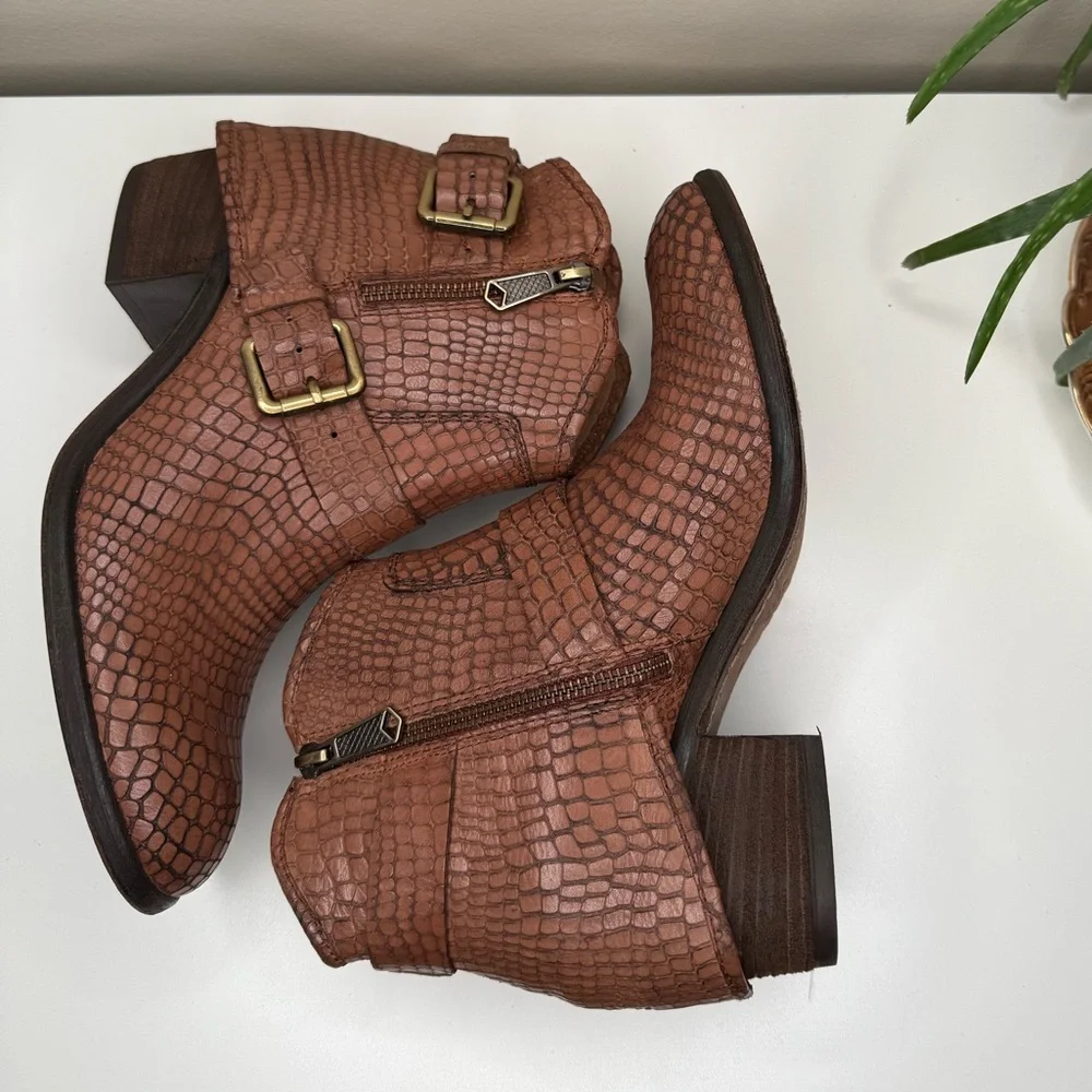 Donald J Pliner Dalis Western Couture Ankle Boots Snakeskin Embossed Leather 8M - Picture 7 of 10